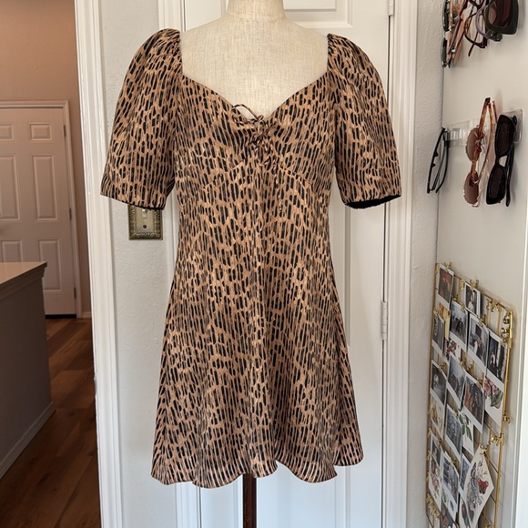 Alice + Olivia Dresses & Skirts - Alice and Olivia Dana animal print mini dress